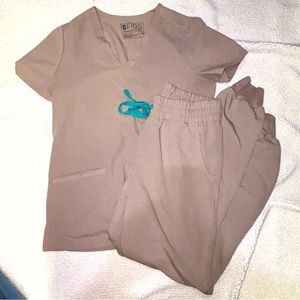 Figs boulder women’s casma top and high waist Zamora joggers scrubs set XS/S